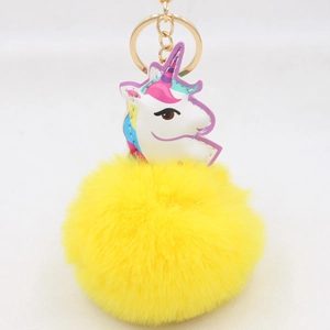 Detailansicht Einhorn-Schlüsselanhänger mit gelbem Pompon und goldenem Schlüsselring