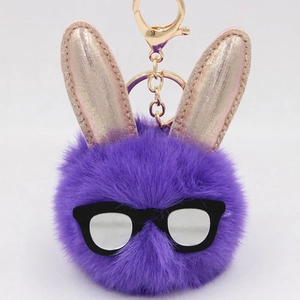 Détail du porte-clés lapin en fausse fourrure violette avec oreilles et lunettes en métal