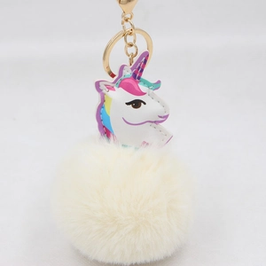 Detailansicht vom cremefarbenen Einhorn-Kunstpelz-Schlüsselanhänger mit Gold-Clip