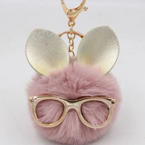 Porte-clés lapin en fourrure rose avec lunettes et oreilles dorées et fermoir en métal