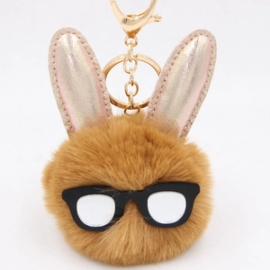 Détail du porte-clés lapin en peluche avec paillettes et crochet métallique doré brillant