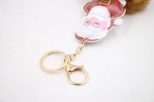 Dettaglio portachiavi Babbo Natale con chiusura dorata e pompon di ecopelliccia