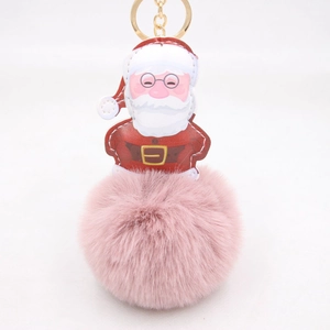 Dettaglio della toppa di Babbo Natale in pelle con grande pompon in ecopelliccia rosa