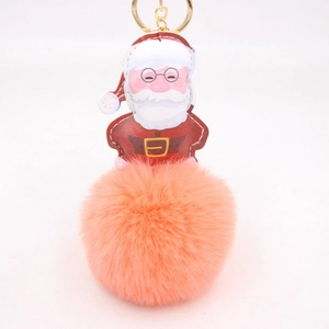 Dettaglio del portachiavi di Babbo Natale con pompon rosa arancio e anello dorato