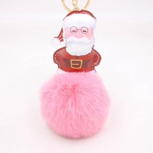 Dettaglio del pompon rosa e portachiavi Babbo Natale in ecopelle con anello in metallo oro