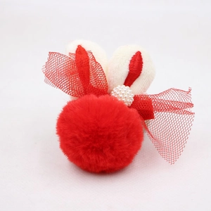 Détail d'un élastique à cheveux lapin en peluche rouge avec nœuds en résille