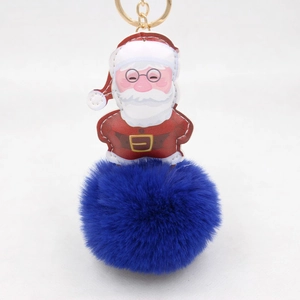 Dettaglio charm Babbo Natale in ecopelle con pompon blu reale e portachiavi dorato