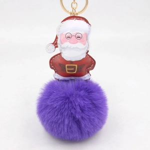 Dettaglio del portachiavi di Babbo Natale con pompon in ecopelliccia e anello