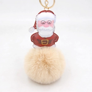 Dettaglio del portachiavi di Babbo Natale con pompon in ecopelliccia e gancio dorato
