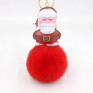 Dettaglio della toppa in pelle Babbo Natale e pompon in finta pelliccia rossa con anello