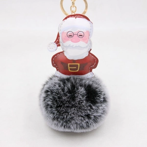 Dettaglio del portachiavi di Babbo Natale con pompon in ecopelliccia e anello in metallo