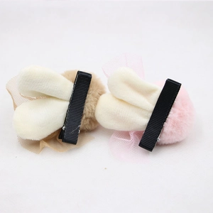 Détail des pinces à cheveux oreilles de lapin en peluche avec pompons et dentelle
