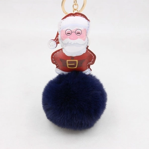 Dettaglio di un ciondolo Babbo Natale in pelle PU con pompon in ecopelliccia blu scuro
