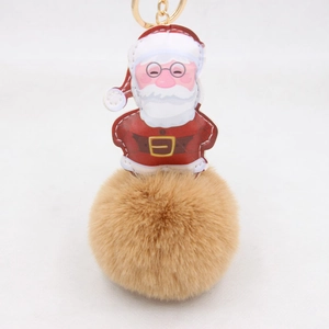 Dettaglio portachiavi Babbo Natale con pompon in ecopelliccia e anello dorato