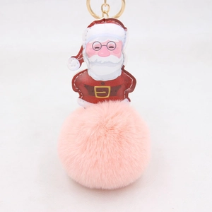 Dettaglio portachiavi Babbo Natale in ecopelle con soffice pompon di pelliccia rosa