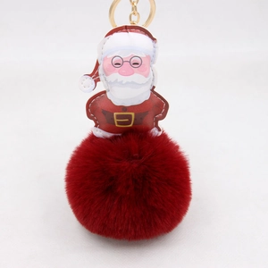 Dettaglio del portachiavi a pompon Babbo Natale con anello dorato per borse