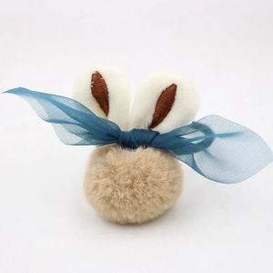 Vue détaillée de l'élastique oreilles de lapin en peluche avec fausse fourrure et nœud