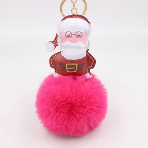 Dettaglio portachiavi pompon Babbo Natale in ecopelliccia con anello in metallo