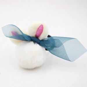 Vue détaillée d'élastique à cheveux oreilles de lapin en peluche avec nœud en tulle