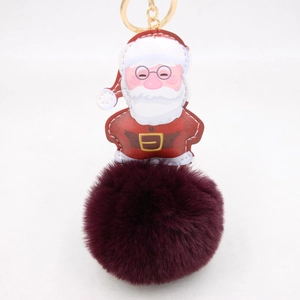 Dettaglio del ciondolo di Babbo Natale in pelle PU con pompon in finta pelliccia bordeaux