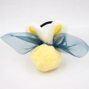 Détail de l'élastique abeille en peluche jaune avec oreilles et nœud en résille