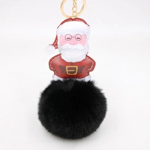 Dettaglio ciondolo Babbo Natale in pelle PU e grande pompon nero in pelliccia sintetica