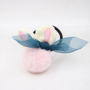 Détail de l'élastique oreilles de lapin en peluche avec pompon rose et nœud en résille