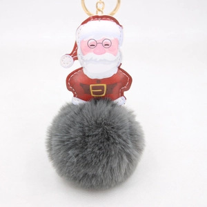 Dettaglio ciondolo Babbo Natale in ecopelle con pompon grigio e anello portachiavi dorato