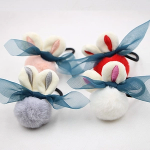 Détail de quatre chouchous lapin en peluche avec fausse fourrure et nœuds en organza