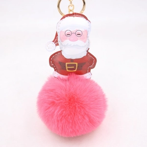 Dettaglio portachiavi di Babbo Natale con pompon in ecopelliccia rosa e anello dorato