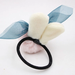 Détail d'élastique oreilles de lapin en peluche avec nœud en tulle et texture douce