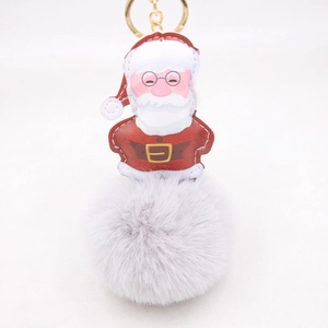 Dettaglio portachiavi di Babbo Natale con pompon grigio e chiusura in metallo dorato