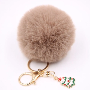 Vue détaillée porte-clés pompon kaki en fausse fourrure avec clip doré et sapin de Noël