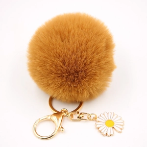 Détail d'un porte-clés marguerite en peluche marron avec fermoir mousqueton doré et anneau