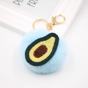 Porte-clés pompon avocat bleu clair mignon avec anneau doré sur fond de cadre blanc
