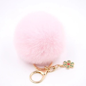 Porte-clés pompon en fausse fourrure rose avec anneau doré et pendentif flocon