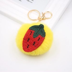 Vue détaillée d'un porte-clés fraise en peluche jaune avec mousqueton doré en alliage