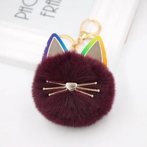 Detailaufnahme des flauschigen Katzen-Schlüsselanhängers mit Regenbogenohren und Golddeko