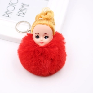 Gros plan du porte-clés poupée mignonne avec pompon en fausse fourrure rouge vif et anneau