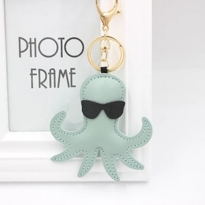 Porte-clés poulpe mignon en cuir bleu clair avec lunettes de soleil et crochet doré