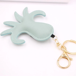 Porte-clés poulpe en cuir PU vert menthe avec mousqueton doré sur fond blanc pur