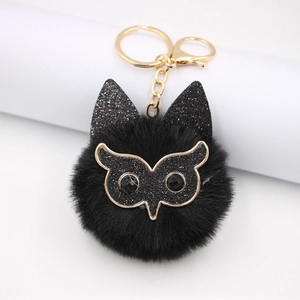 Detail van de uil-sleutelhanger met zwarte glitter en goudkleurige sluiting