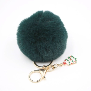 Détail d'un porte-clés sapin de Noël avec pompon vert duveteux et fermoir doré