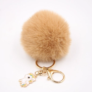 Détail du porte-clés en fausse fourrure kaki avec pendentif licorne et anneau doré