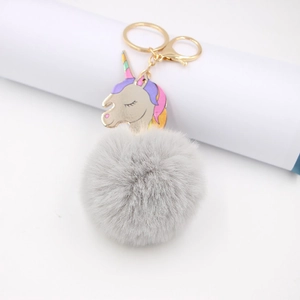Porte-clés licorne mignon avec pompon en fausse fourrure grise et fermoir doré