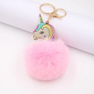 Porte-clés licorne en peluche rose avec pendentif coloré sur support blanc minimaliste