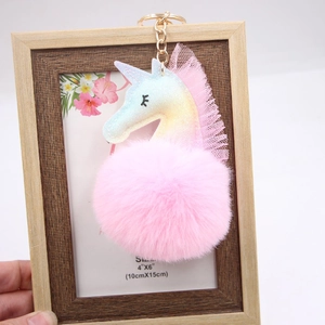Détail du porte-clés licorne pailletée avec pompon rose et fermoir en métal doré