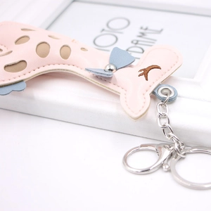 Porte-clés girafe en cuir PU rose avec nœud bleu et fermoir métallique argenté