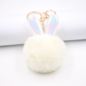 Dettaglio del portachiavi a forma di coniglio in peluche con orecchie metalliche cangianti