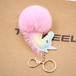 Détail du porte-clés licorne à paillettes avec pompon rose doux et fermoir doré chic